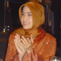 Ditanya Soal Jilbab, Sandrina Malakiano Kabur