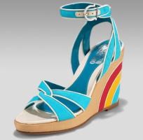 Beraksi dengan Sepatu Platform