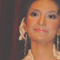 Artika Sari Devi Kecantol Pria Muda?