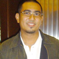 Rio Febrian dan Kacamata Bolong