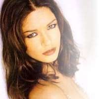 Catherine Zeta Jones Tampil Setengah Badan!