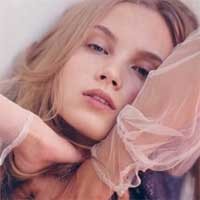 Salah Buka Pintu, Model Top Nyaris Tewas