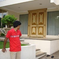 Mayangsari Diserbu Saat Gerimis