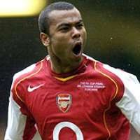 Cole Ingin Bertahan di Arsenal