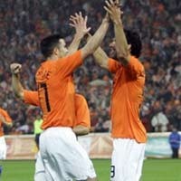 Gol Van Nistelrooy Tekuk Kamerun