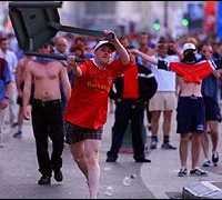 Polisi Inggris Tahan Paspor Hooligan