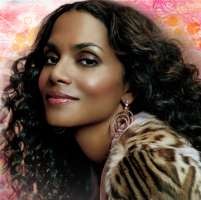 Halle Berry Bercinta Dalam Kostum