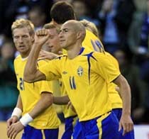 Swedia Imbang, Angola Kalah