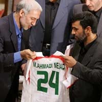 Ahmadinejad Angkat Semangat Tim Iran