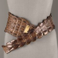 Tampil Chic dengan Belt Besar