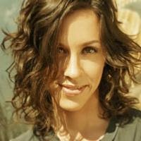 Alanis Morissette Kembali Lajang