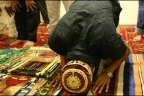 Arah Kiblat dan Makanan Halal Buat Skuad Arab