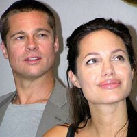 Pitt-Jolie Tinggalkan Namibia