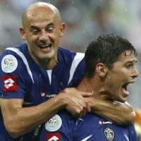 Serbia & Montenegro Memimpin 2-1