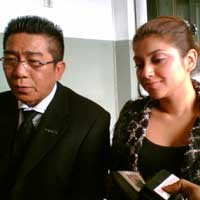 Sarah Azhari Pasrah Menunggu Putusan