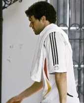 Klose Susul Ballack Absen Latihan
