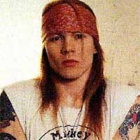 Axl Rose Gigit Kaki Petugas Hotel