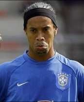 Ronaldinho Emoh Cetak Gol