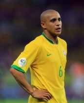Roberto Carlos Gantung Kostum Timnas