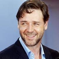 Istri Melahirkan, Russell Crowe Kecelakaan