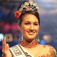 Bahasa Inggris Kacau, Nadine Cuek