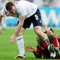 Rooney Tetap Membela Diri