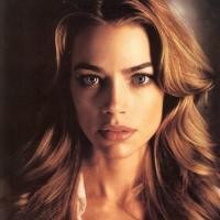 Beramal, Denise Richards Tampil Bugil