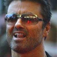 George Michael Bermesraan dengan Kakek 58 Tahun