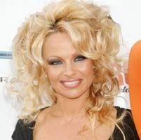 Pamela Anderson Menikah Sebulan 3 Kali