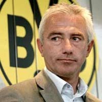Dortmund Perpanjang Kontrak Van Marwijk