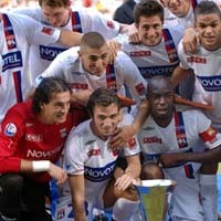 Lyon Kalahkan PSG