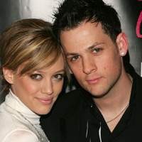 Hilary Duff Bantah Tidak Pernah Ngeseks