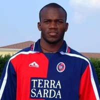 Suazo Menetap di Cagliari