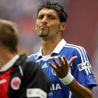 Hamburg-Schalke Tertahan, Stuttgart Keok