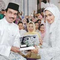 Pesta Pernikahan Berhiaskan Barang Impor