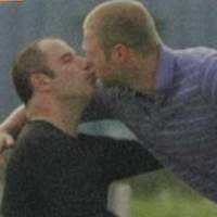 John Travolta Bantah Isu Gay