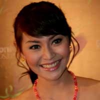 Tessa Kaunang Cari Baju yang Mudah Dilepas