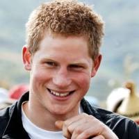 Pangeran Harry Lempar Gas Air Mata