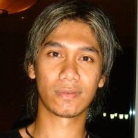 Pacari Leony, Eross Ingin Tampil Muda