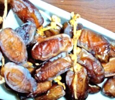 Menyajikan Kurma Segar