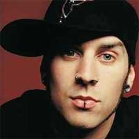 Lengan Travis eks Blink 182 Patah