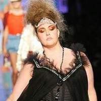 Model Gendut Berlenggang di Catwalk Gaultier