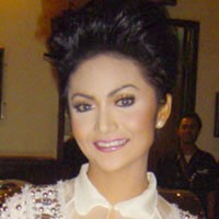 Krisdayanti Lahap Singkong Goreng
