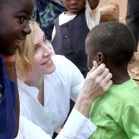 Madonna Adopsi Anak di Afrika