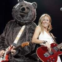Sheryl Crow Berbikini Ria di Konser