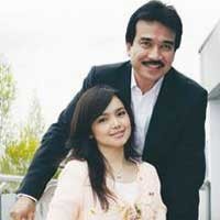 5000 Fans Sambangi Rumah Mertua Siti Nurhaliza 