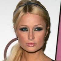 Salam Ciuman Bibir ala Paris Hilton