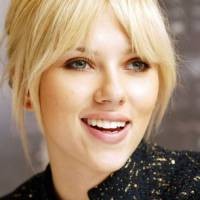 Scarlett Johansson Trauma Pakai Korset