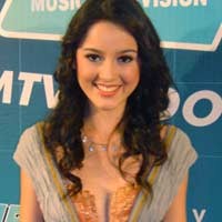 Julie Estelle-Moreno Tak Mau Buka-bukaan