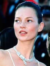 Kate Moss Diboikot James Bond 